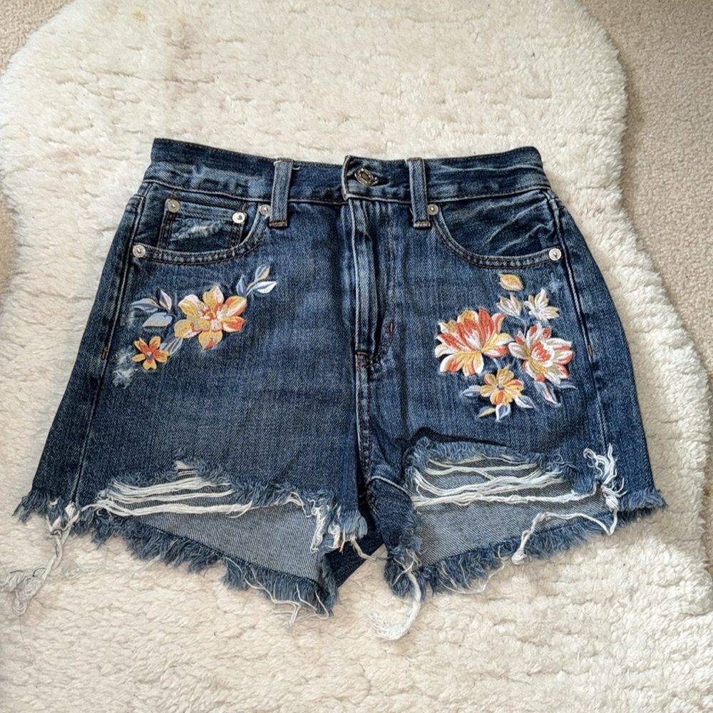 NWOT AEO American Eagle Vintage Ripped Denim  Jean Shorts Floral Embroidery
